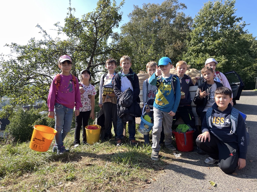 Äpfel sammeln mit den Klassen 2b und 3b