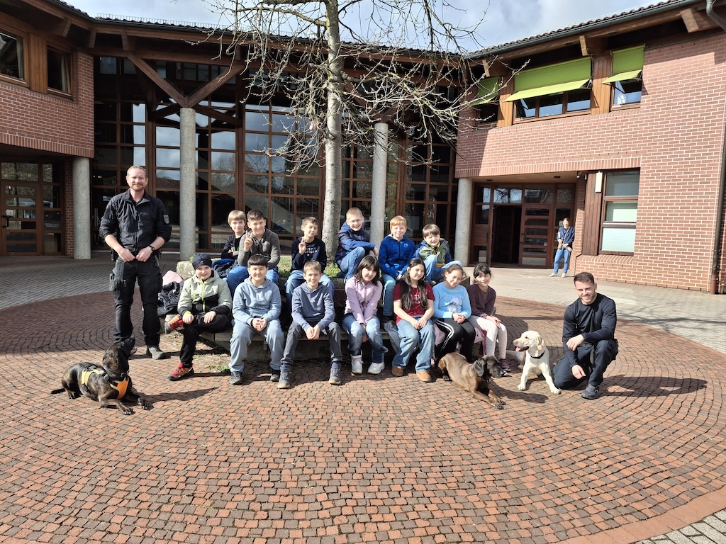 Besuch von den Spürnasen der Polizei